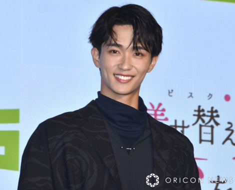 �w���̒����ւ��l�`�i�r�X�N�E�h�[���j�͗�������x�̐��씭�\��ɏo�Ȃ����쑺�N�� �iC�jORICON NewS inc. 