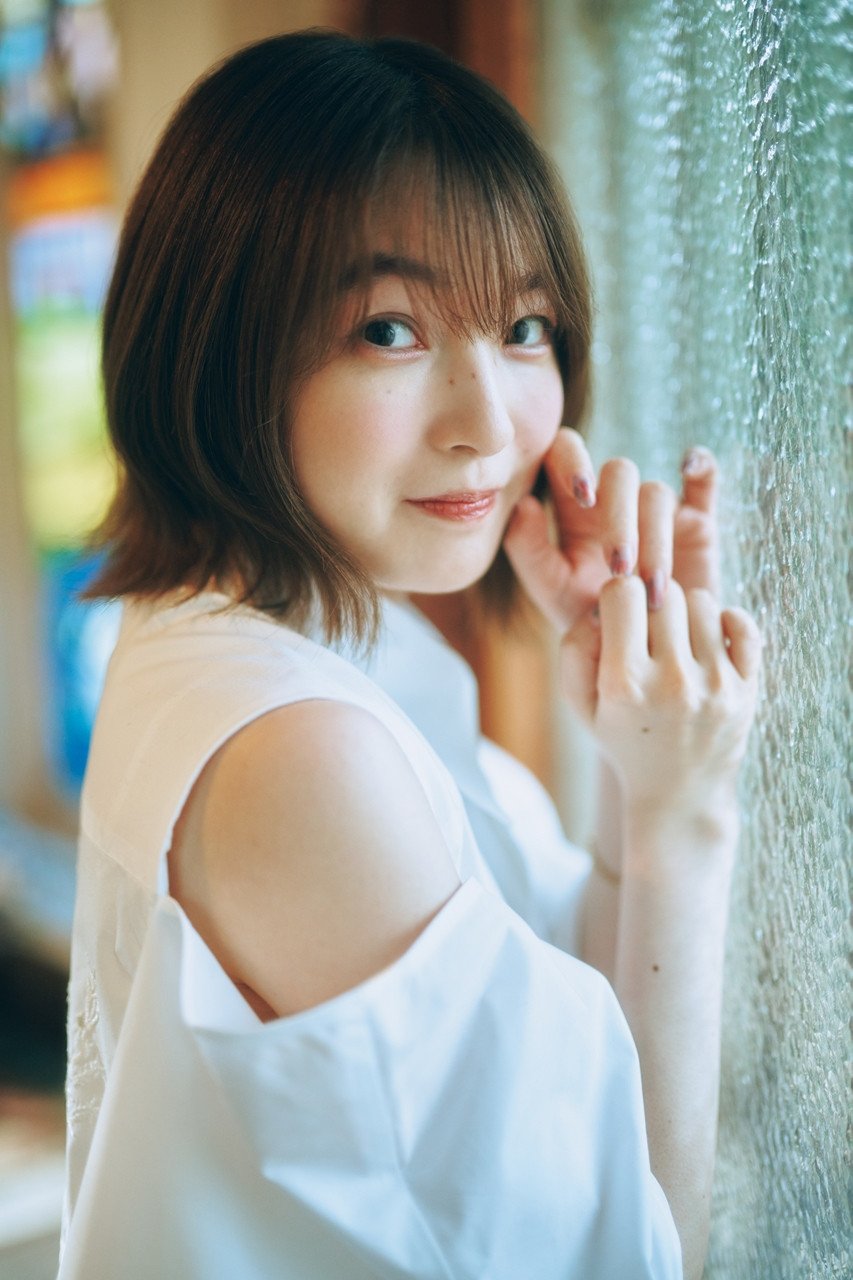 声優・上田麗奈『サンデー』巻頭グラビアに登場 肩出しコーデで可憐な