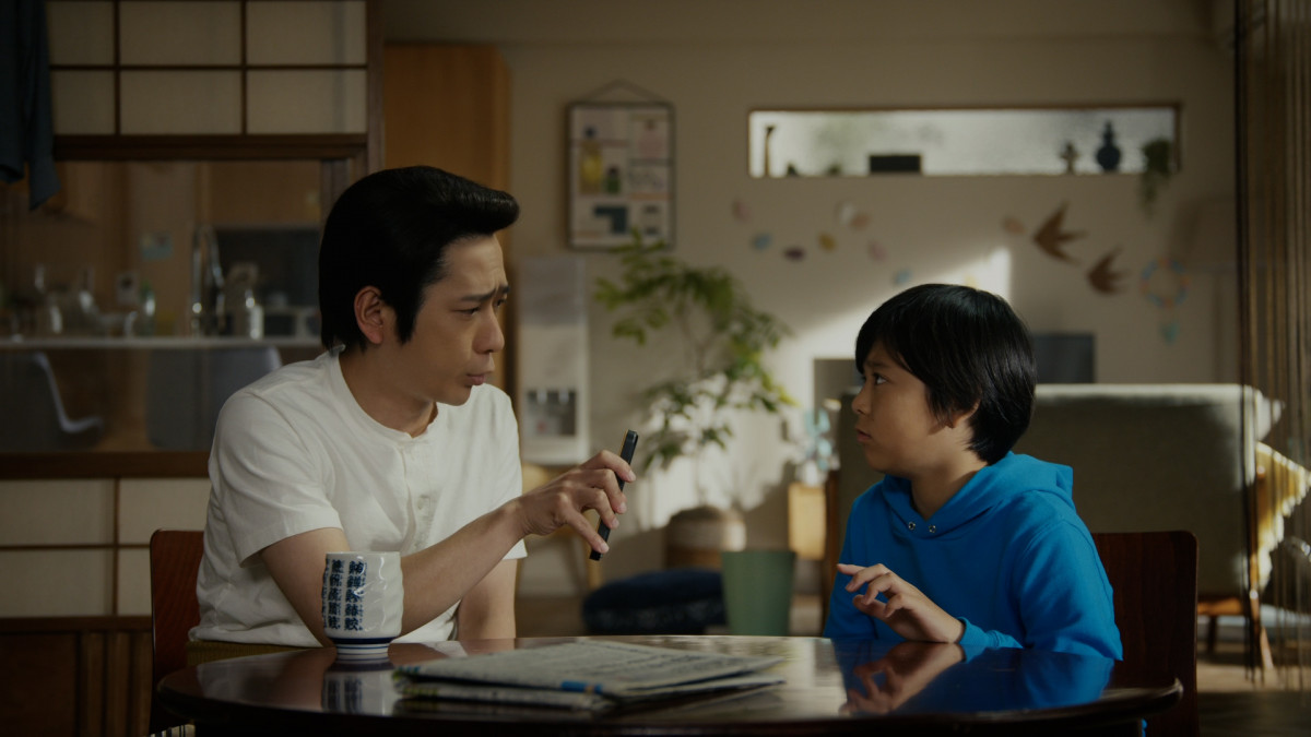二宮和也、『パズドラ』新CMで“昭和のお父ちゃん”姿に変身