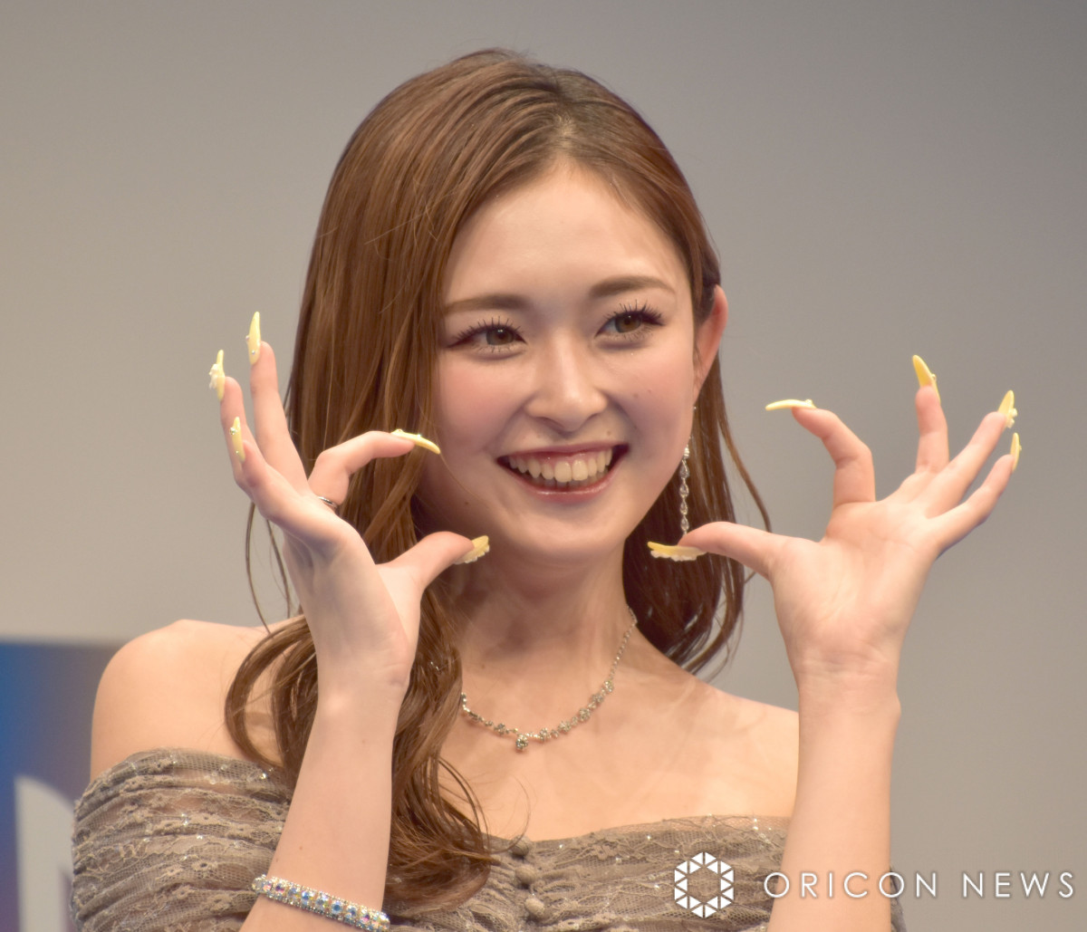 ゆうちゃみ、美肩ドレスで国際ガールズ・デーにサプライズ登場