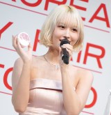 �؍��̃r���[�e�B���t�@�b�V�����X�^�C���}�K�W���wALLURE K-BEAUTY FAIR in TOKYO�x���{�L�O���\��ɓo�d����TWICE��MOMO �iC�jORICON NewS inc. 