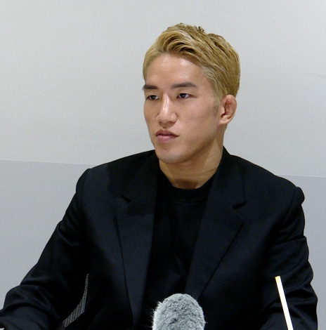 12��8���J�ẤwUFC310�x�ŉ��҃p���g�[�W���Ƒΐ킷�钩�q�C �iC�jORICON NewS inc. 