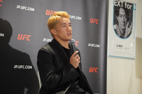 12��8���J�ẤwUFC310�x�ŉ��҃p���g�[�W���Ƒΐ킷�钩�q�C 