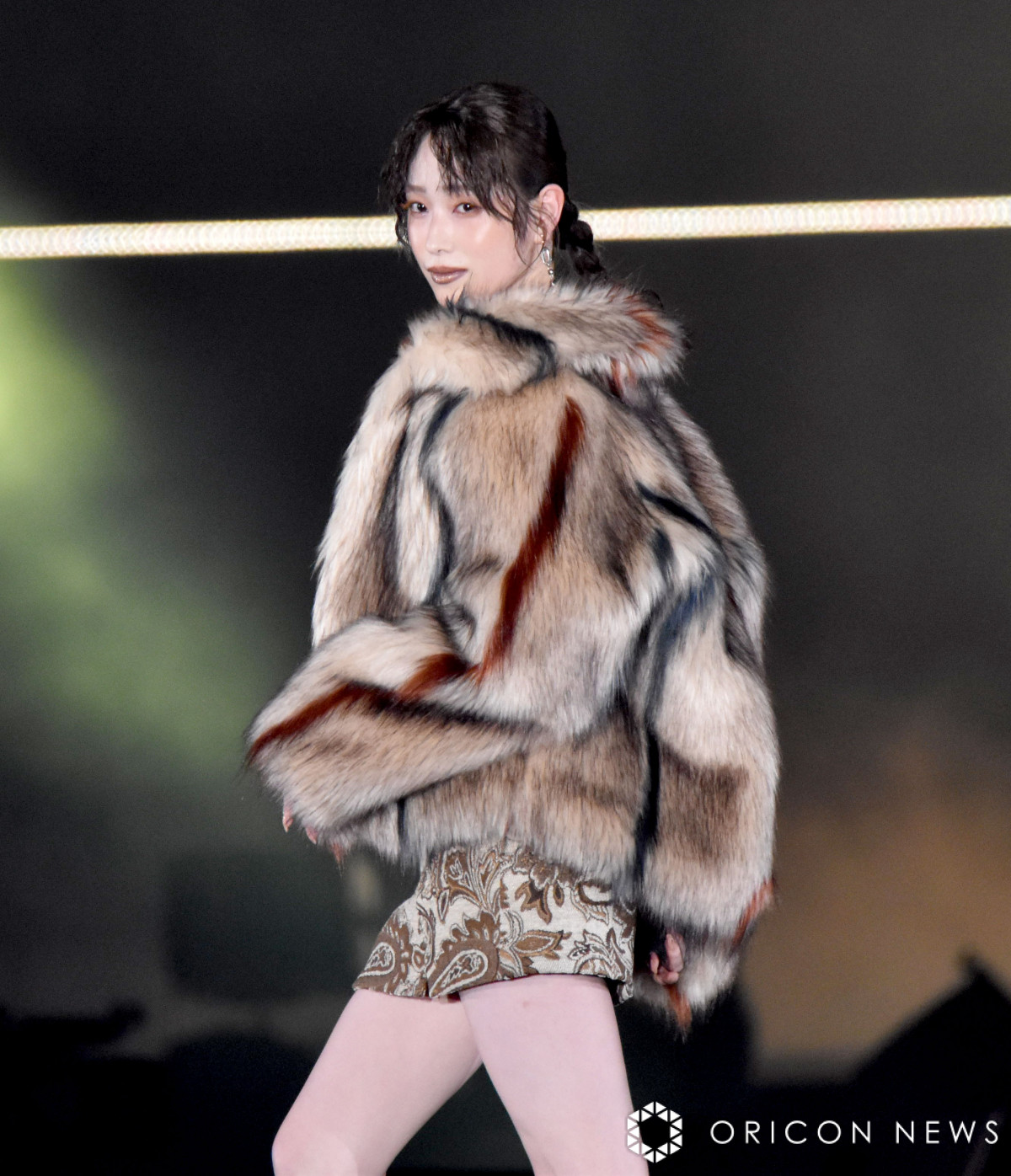 GirlsAward】高橋ひかる、超ミニスカから美脚スラリ | オリコン