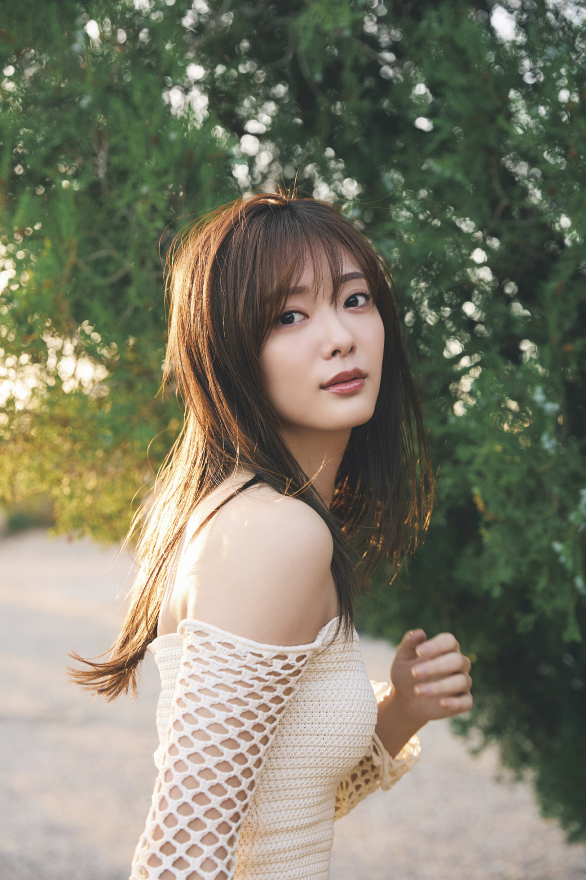 櫻坂46　五月雨よ　田村保乃　秘蔵写真 櫻坂46田村保乃が見せる、純白のランジェリー姿 - 音楽ナタリー