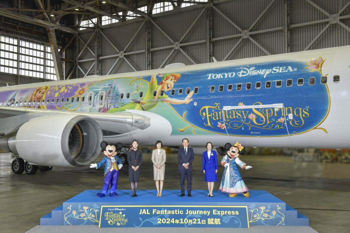JAL、ディズニー『ファンタジースプリングス』テーマの特別塗装機