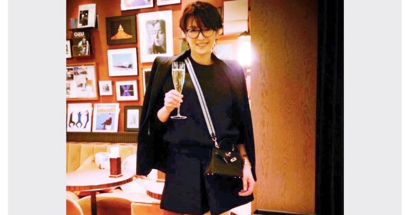 49歳・吉瀬美智子、太もも全開な“大胆ミニ丈”コーデ「膝上を出す