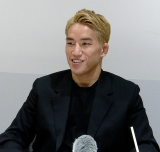 12��8���J�ẤwUFC310�x�ŉ��҃p���g�[�W���Ƒΐ킷�钩�q�C �iC�jORICON NewS inc. 