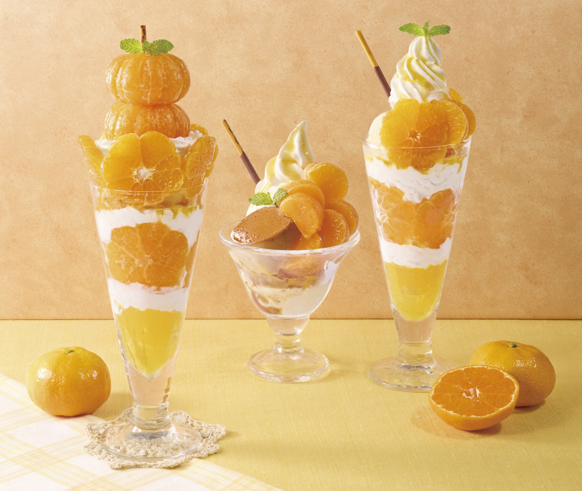 ジョナサンに“ビッグサイズパフェ”が期間限定登場 みかん4個使用で約28