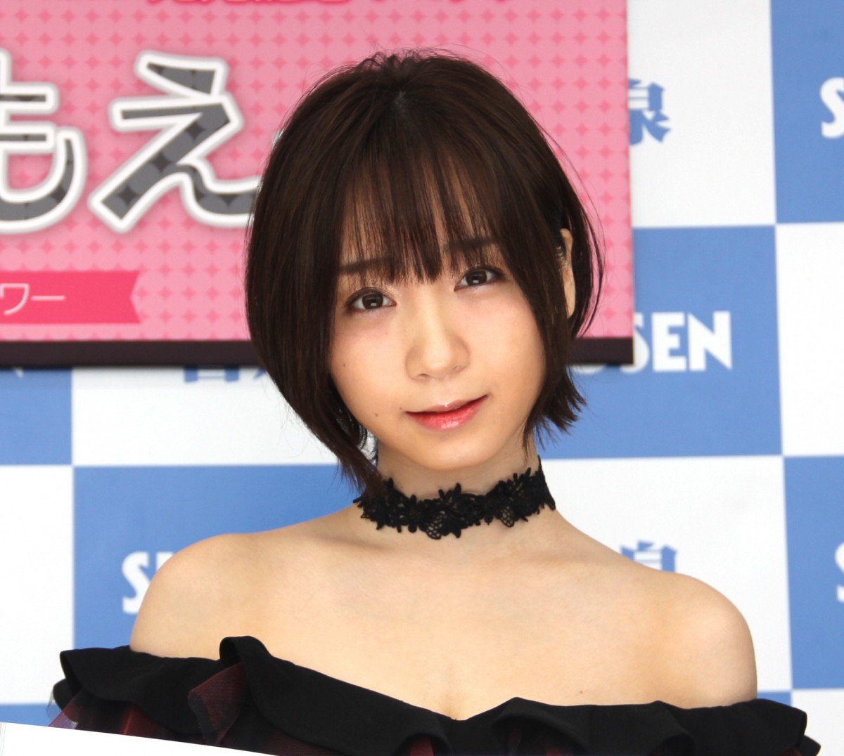 伊織もえ、超ミニスカ＆胸元チラリ衣装に反響「集中できんって」「真剣な顔」 | ORICON NEWS