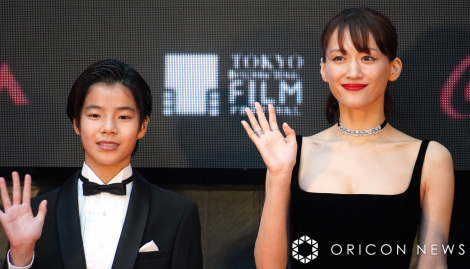 �w��37�񓌋����ۉf��Ձx�̃��b�h�J�[�y�b�g�ɓo�ꂵ���i������j����؁A�����͂邩 �iC�jORICON NewS inc. 