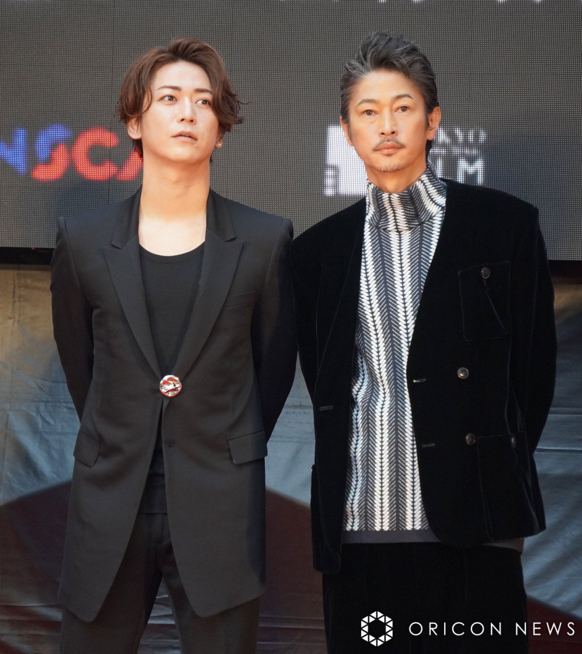 東京国際映画祭】窪塚洋介＆亀梨和也、レッドカーペットでクールな笑顔 声援に“神対応” | ORICON NEWS