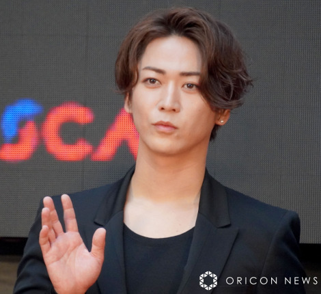 �w��37�񓌋����ۉf��Ձx�̃��b�h�J�[�y�b�g�ɓo�ꂵ��KAT-TUN�E�T���a�� �iC�jORICON NewS inc. 