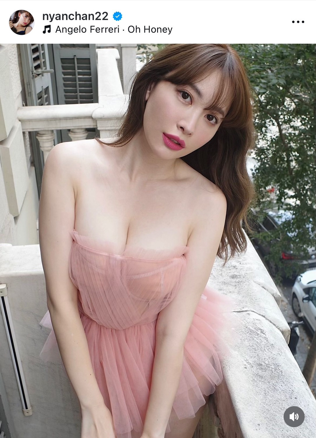 高橋みなみのオッパイ 小嶋陽菜、美谷間にフルーツがむぎゅ！ 衝撃美ボディ解禁「ドキドキが止まりません!!」「色気ムンムン」 | ORICON NEWS