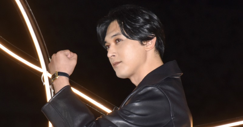 08sircus レザージャケット　吉沢亮着用 吉沢亮、ガッツポーズで豪快に腕時計を見せつける 大切にする価値観は