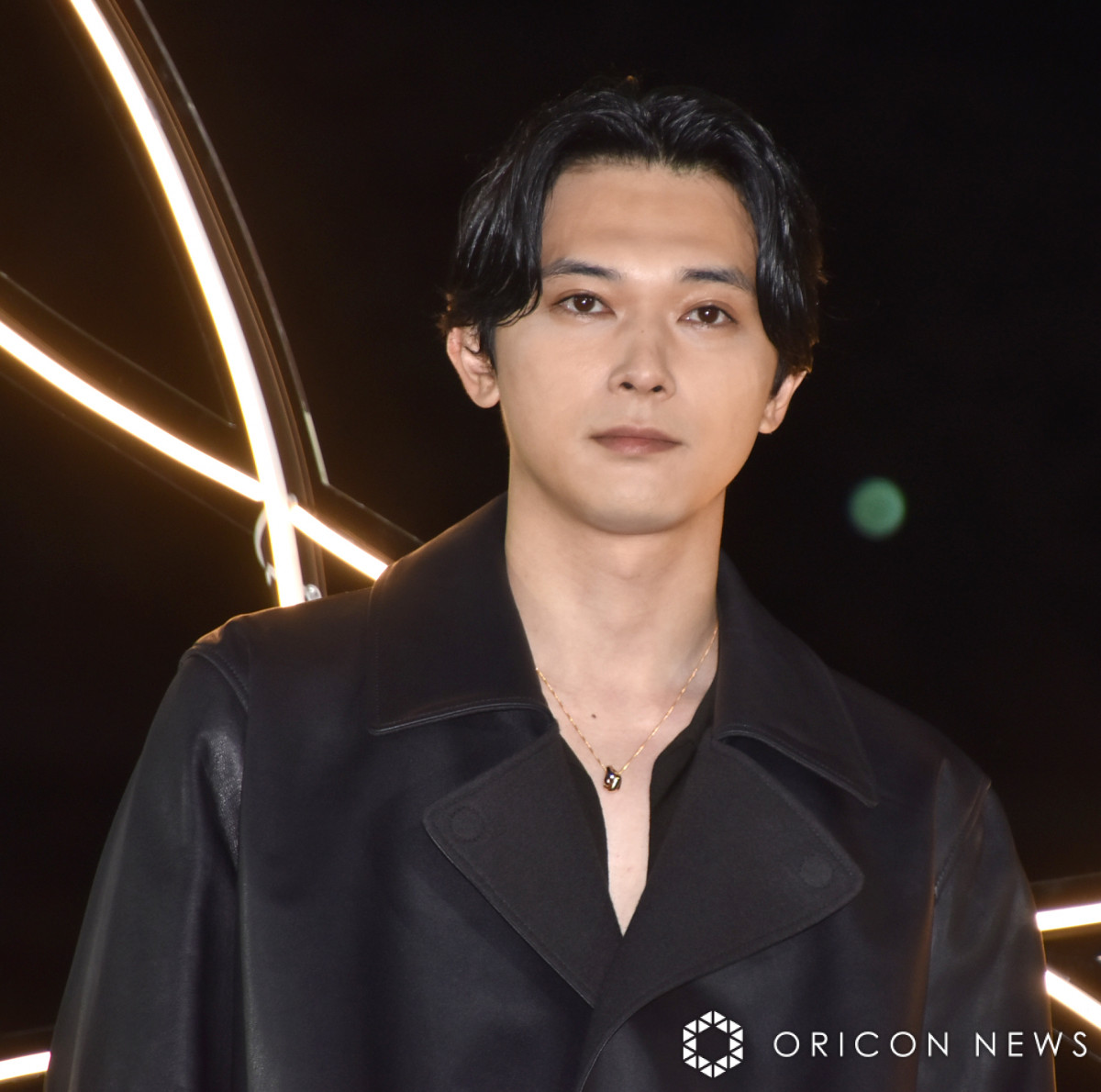 08sircus レザージャケット　吉沢亮着用 画像・写真 | 吉沢亮、ガッツポーズで豪快に腕時計を見せつける 大切に