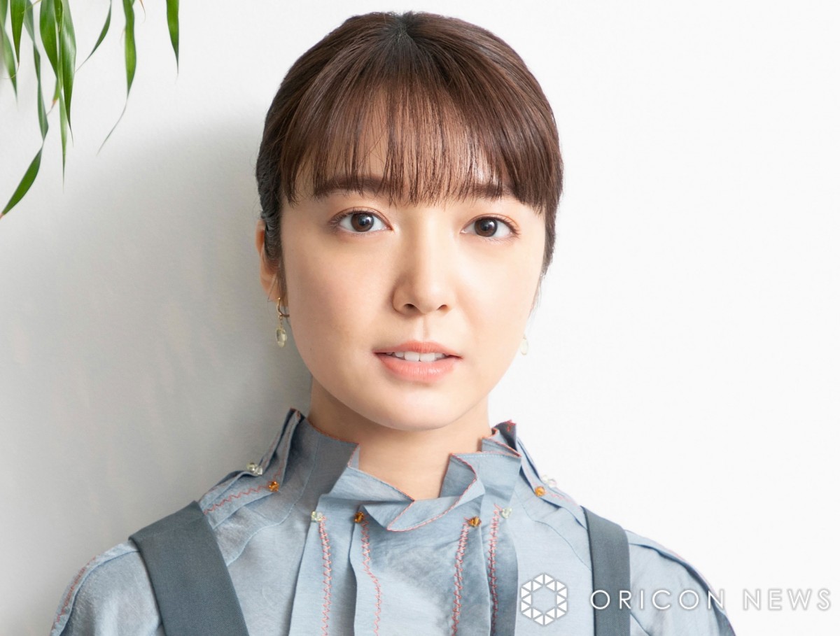 上白石萌音 上白石萌音、青髪おかっぱで“別人級”姿披露「不気味さまで感じる」 | ORICON NEWS