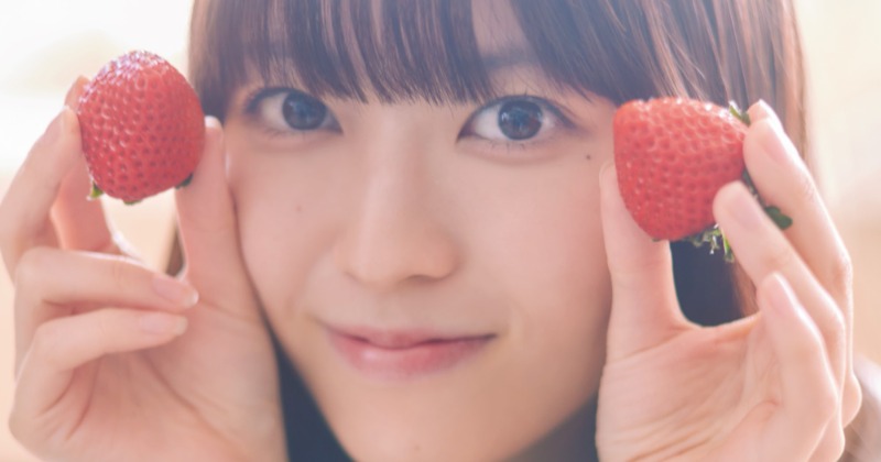 乃木坂46岩本蓮加、大好きないちごを両手に… 1st写真集先行カット第10