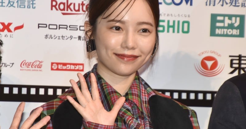 島崎遥香、ひざ上丈のセットアップで笑顔 生アフレコに初挑戦し恐縮