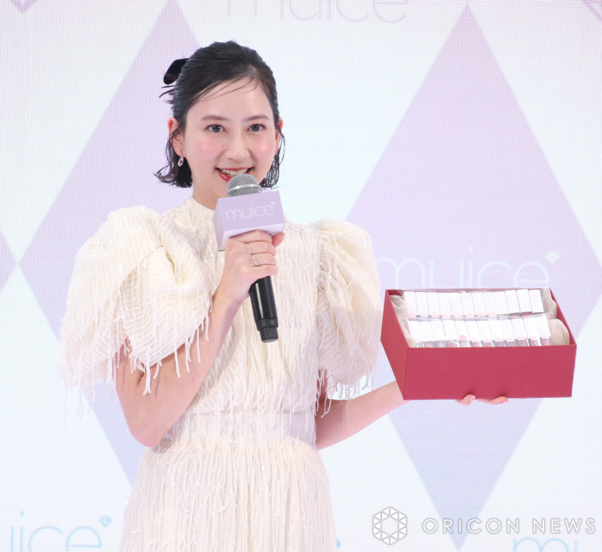 画像・写真 | 河北麻友子、美背中あらわの白ワンピースで登場「前から