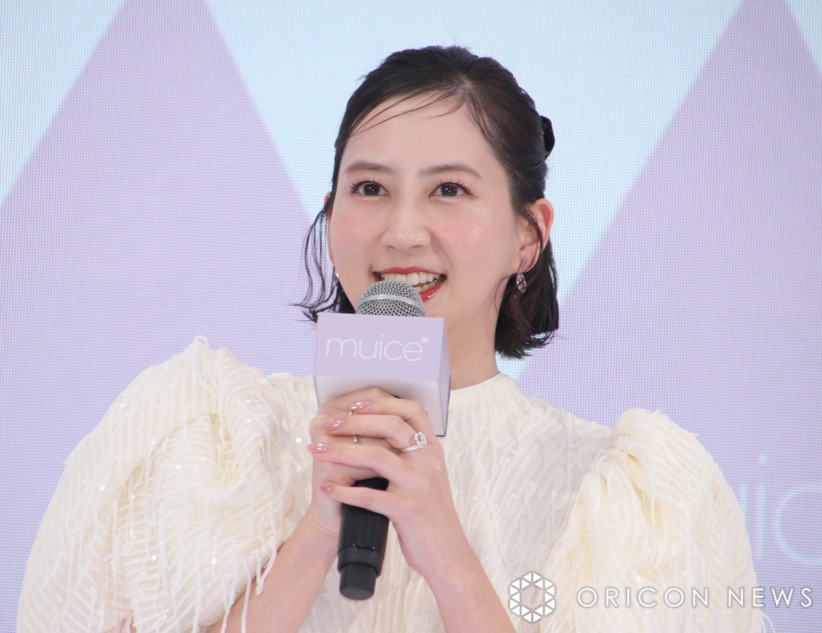 河北麻友子、美背中あらわの白ワンピースで登場「前からはかわいく後ろはドキっと」 | ORICON NEWS