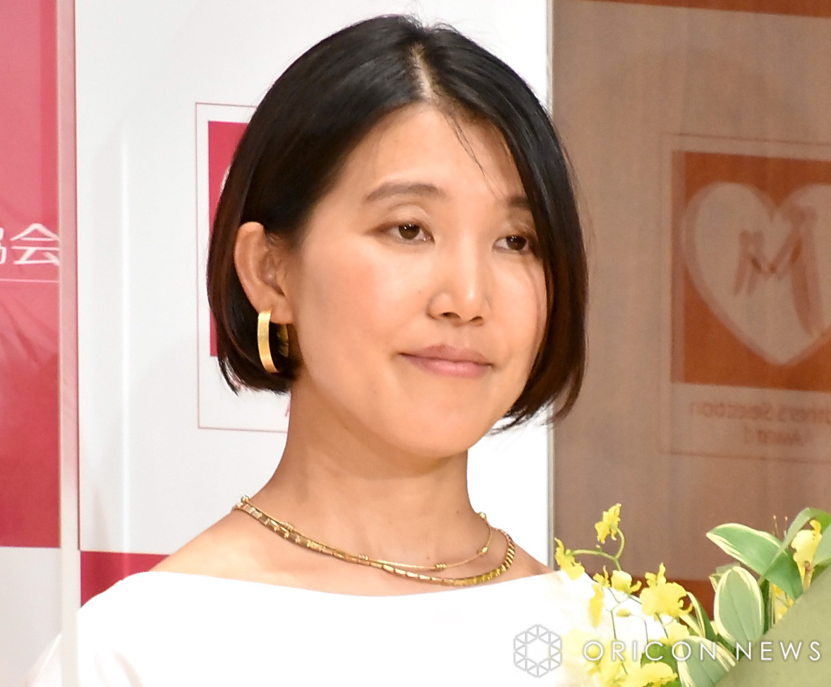 伝説の家政婦・志麻さん、長男＆次男＆長女の“顔出し”仮装ショット ガイコツになって大はしゃぎも「お菓子をもらいに行きました」 | ORICON NEWS