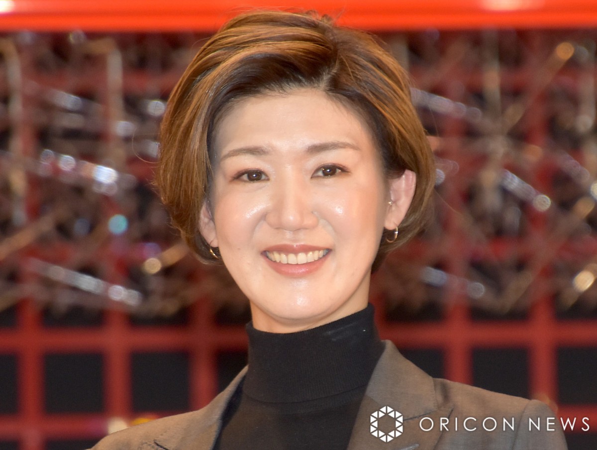 栗原恵 画像 新婚・栗原恵、夫と寄り添うラブラブショット 元バレー仲間がお祝いで“豪華集結”「レジェンド達が…」「これは胸熱」 | ORICON NEWS