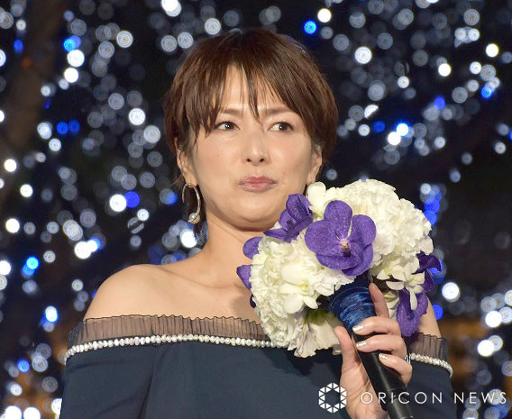 画像・写真 | 吉瀬美智子、寒空でも“肩出しドレス” けやき坂