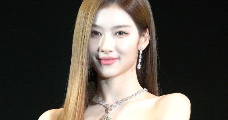 TWICE・SANA、世界初公開のダイヤ「メヤ プロスペリティ」着用 計