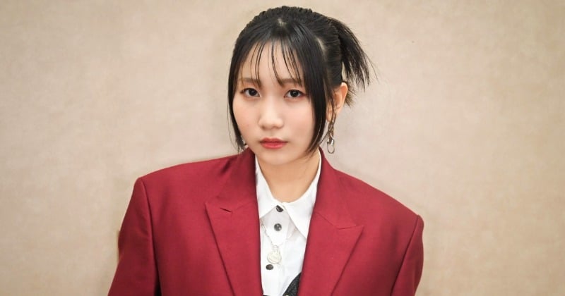 YOASOBI・ikura、“ミニ丈×穴あき透けタイツ”の攻めた美脚