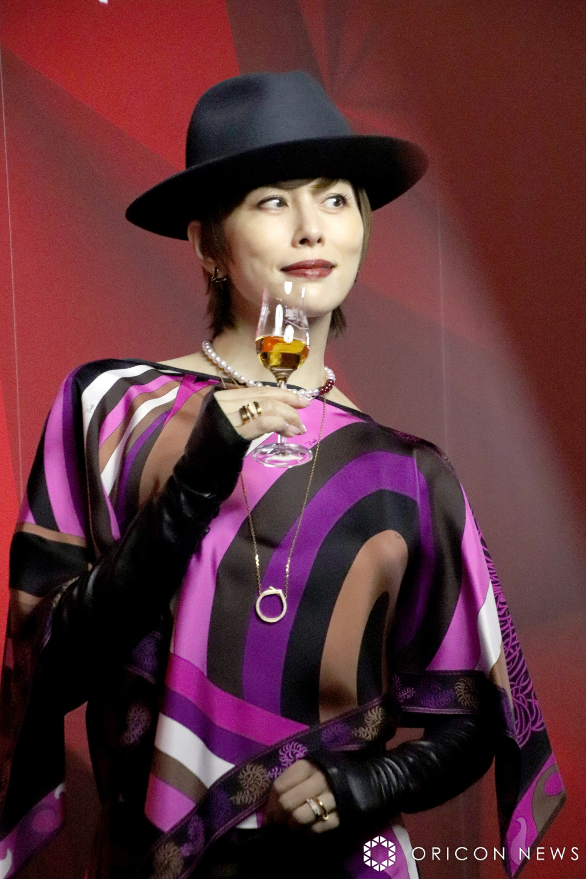 画像・写真 | 米倉涼子、高貴な紫色の衣装をクールに着こなし登場 5枚