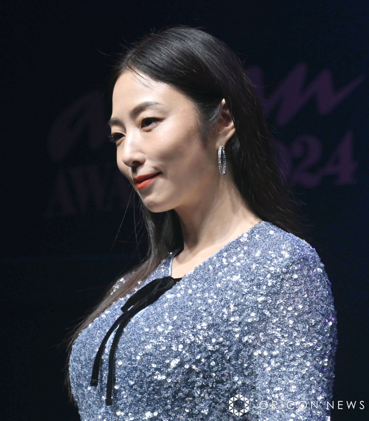 MEGUMI「すべての女性にエールを」 ド派手な輝くシルバードレスで登場