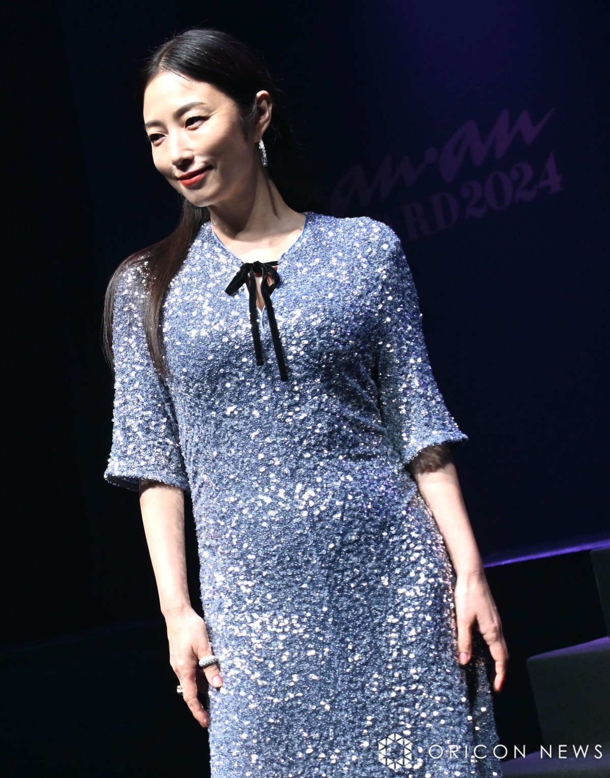 MEGUMI「すべての女性にエールを」 ド派手な輝くシルバードレスで登場