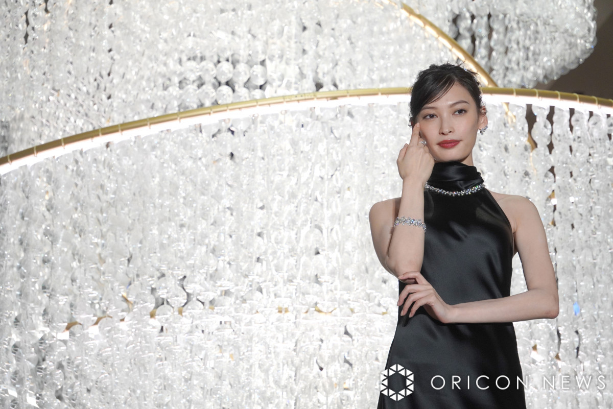 画像・写真 | 大政絢、ツリーに負けない輝き放つ レンズ4万枚使用した