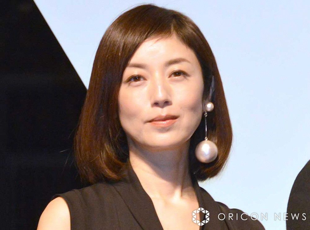 51歳・高岡早紀、“美脚全開”超ミニスタイル披露「美しく色気満載」 | ORICON NEWS