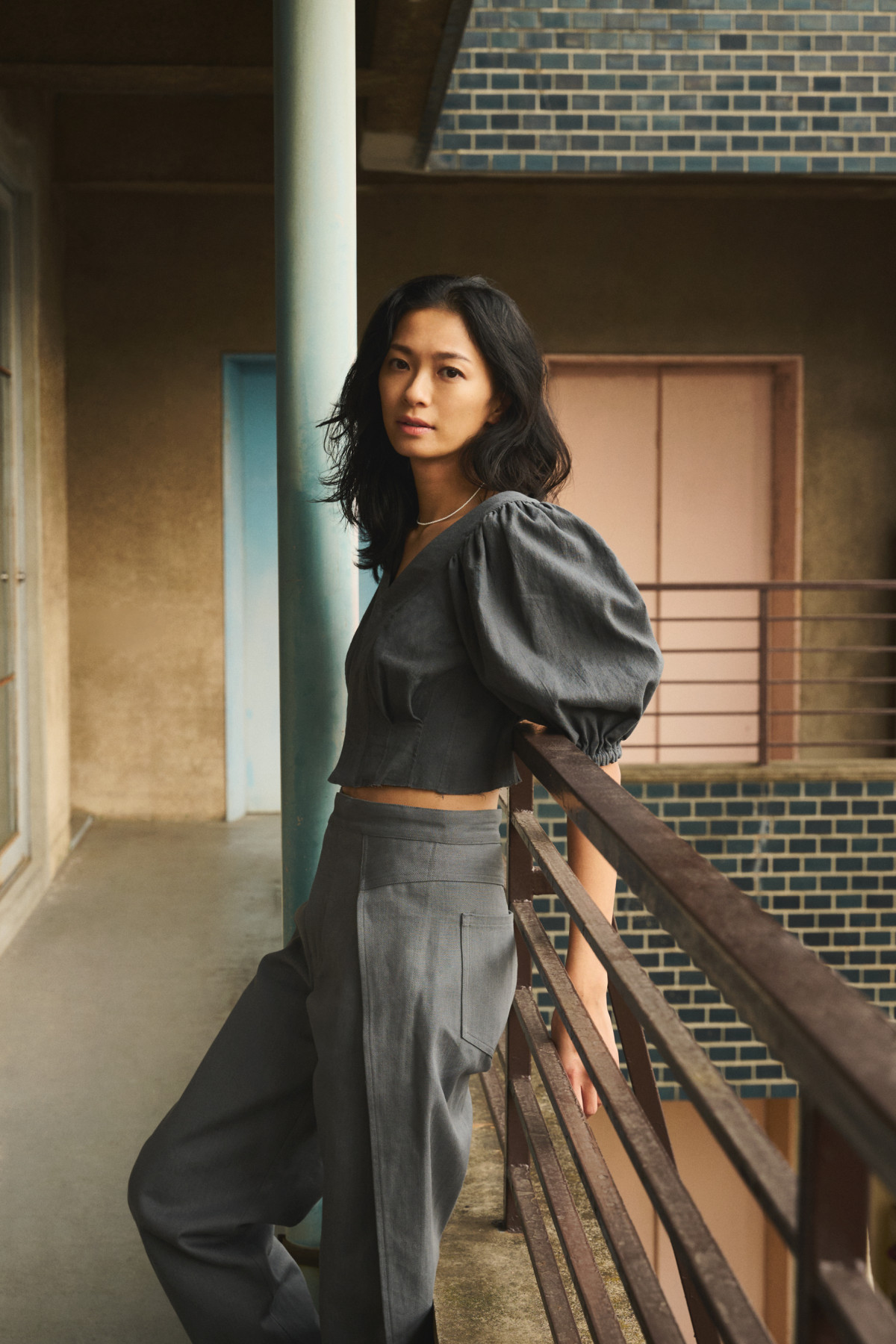 榮倉奈々、夫・賀来賢人と“夫婦ショット” おなか見せミニトップスなど