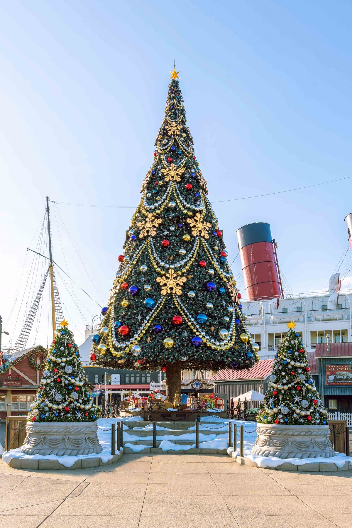 東京ディズニーシー　アメリカンウォーターフロントのクリスマスツリー（C）Disney 