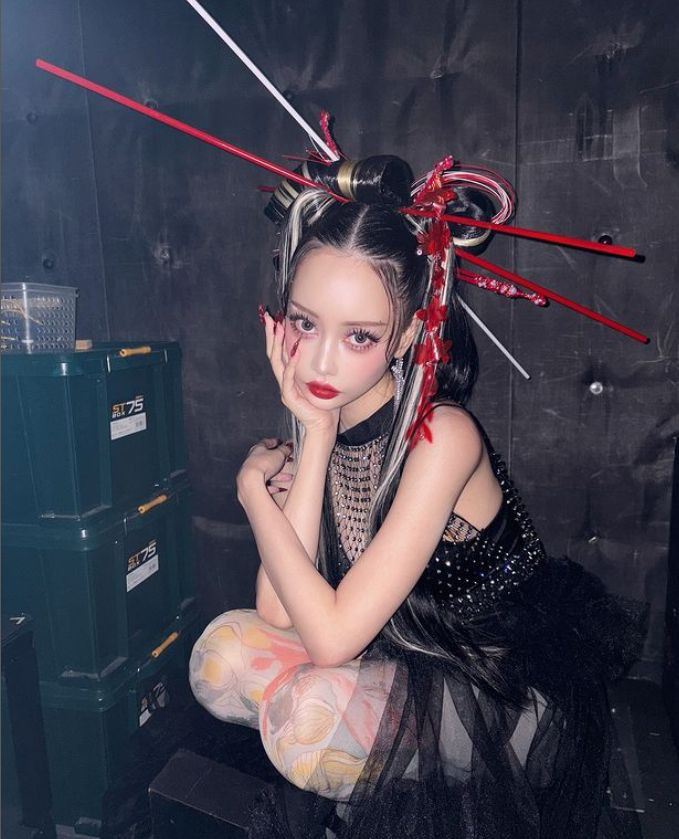 中村雅俊の35歳三女・中村里砂、“奇抜ヘア”クールに決めたショットに