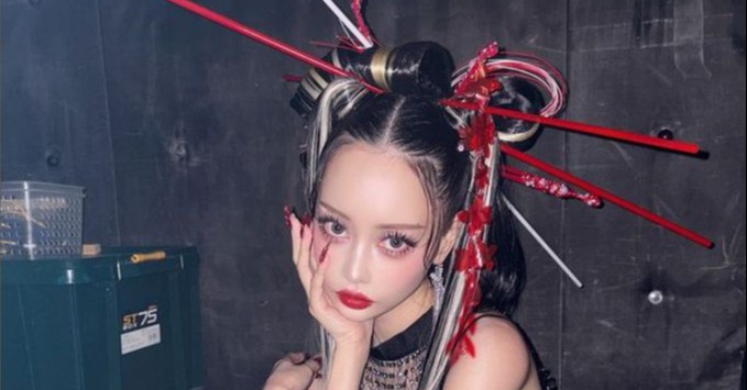 中村雅俊の35歳三女・中村里砂、“奇抜ヘア”クールに決めたショットに