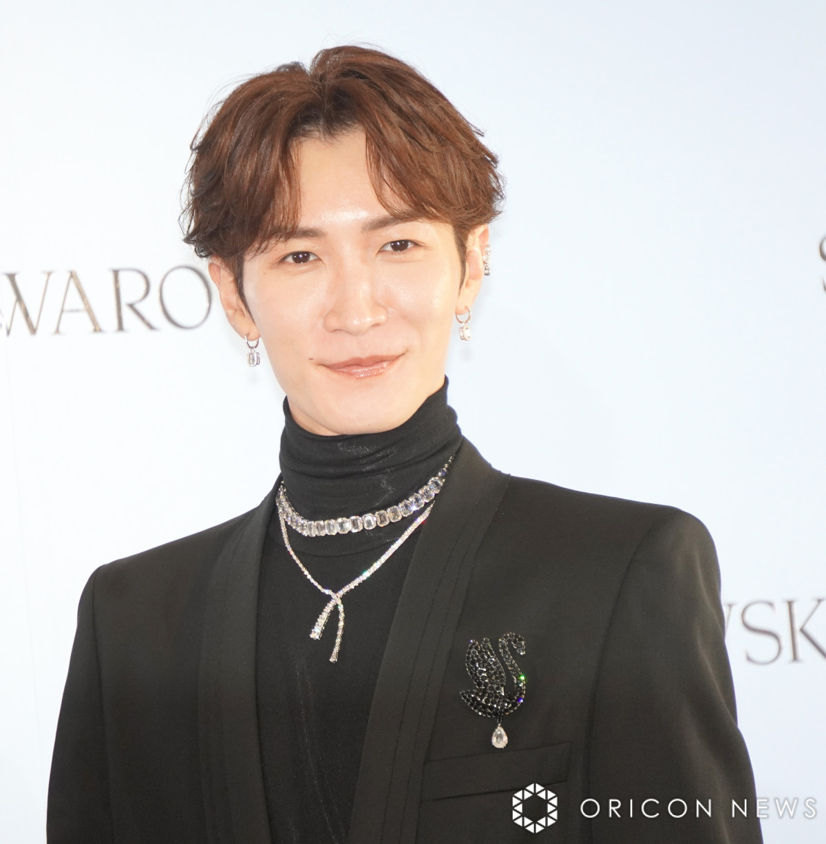 Snow Man渡辺翔太、春らしいカラフルなジュエリーをまとい