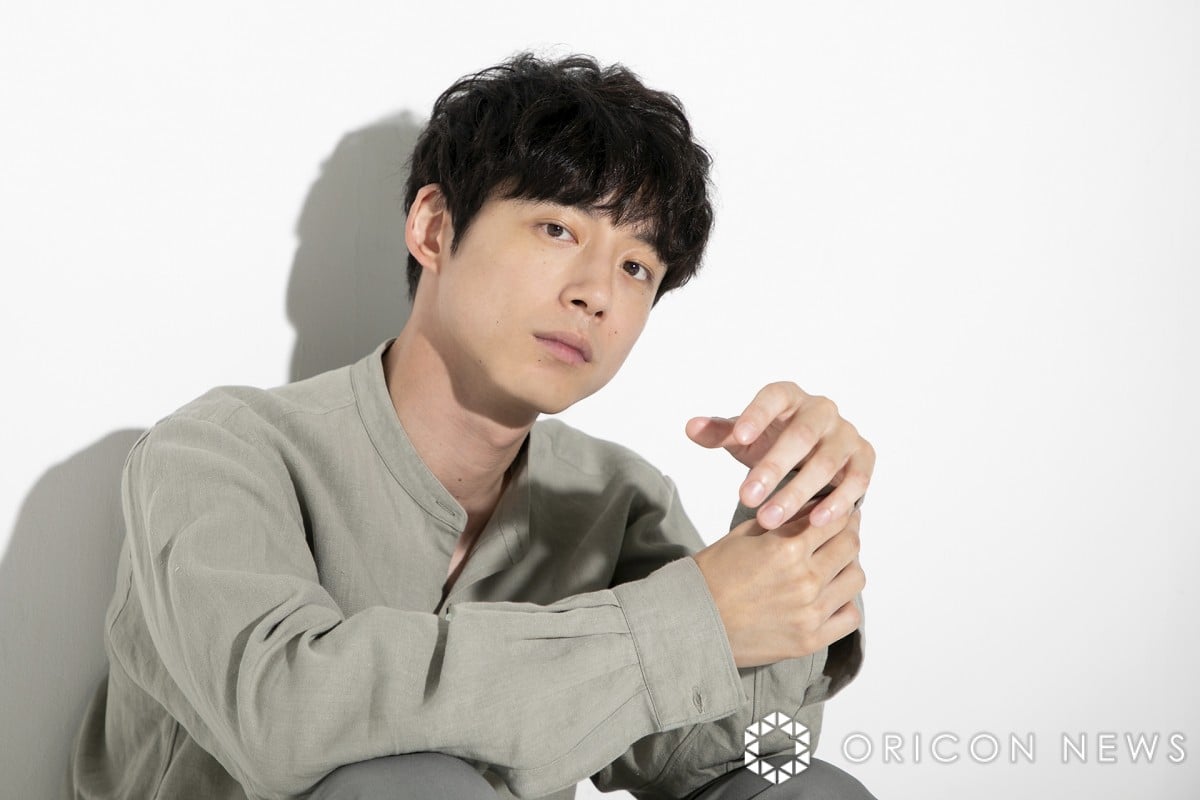 坂口健太郎、ユニクロ着こなす姿に「PRADA並みに見えてしまう