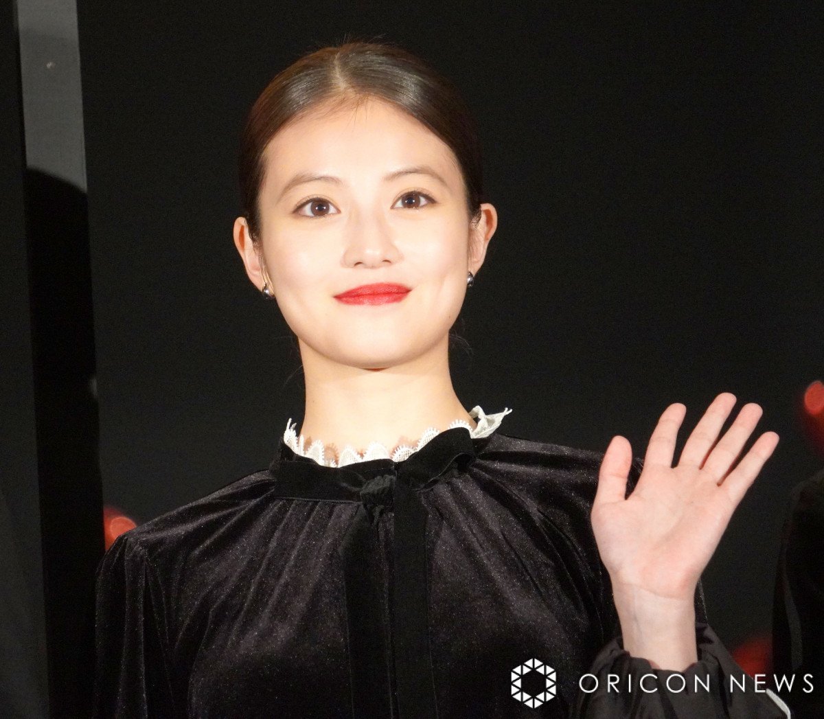 今田美桜、ミニ丈ワンピースで笑顔 米倉涼子＆内田有紀がデレデレ「かわいいと何でもいいよ！」「笑ってるだけで許せちゃう！」 | ORICON NEWS