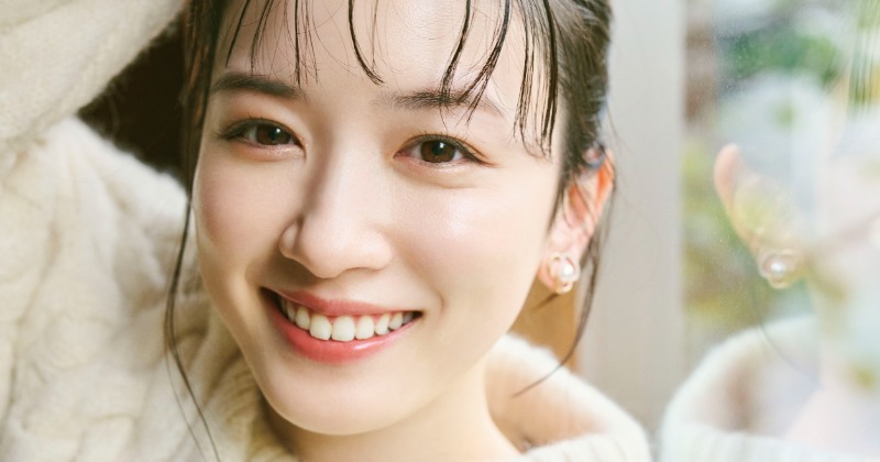 永野芽郁、“大人の透明感”を表現 2025年カレンダー発売 | ORICON