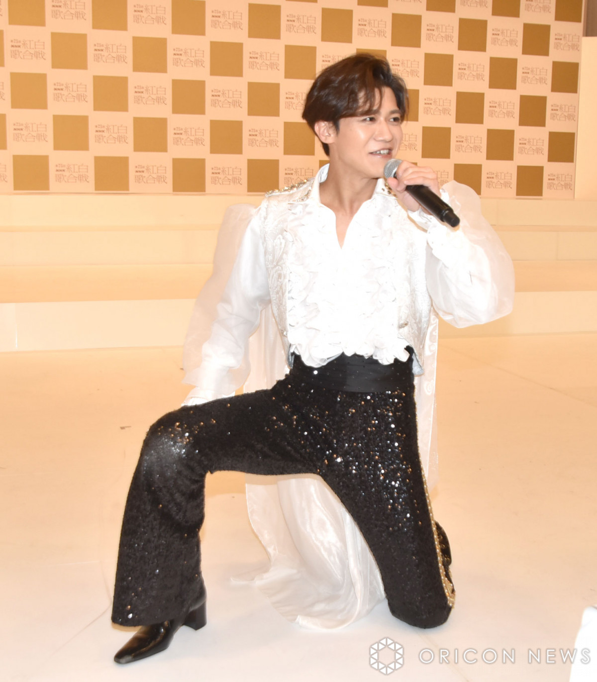 紅白】新浜レオン、会見で異例の膝スラ7連発 衣装の「膝、破レオン