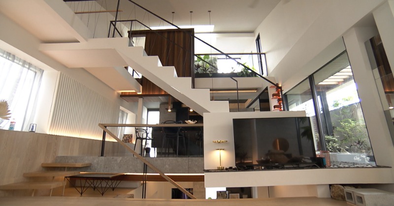 高級ホテルのような大豪邸、実は格安の“なんちゃってラグジュアリー