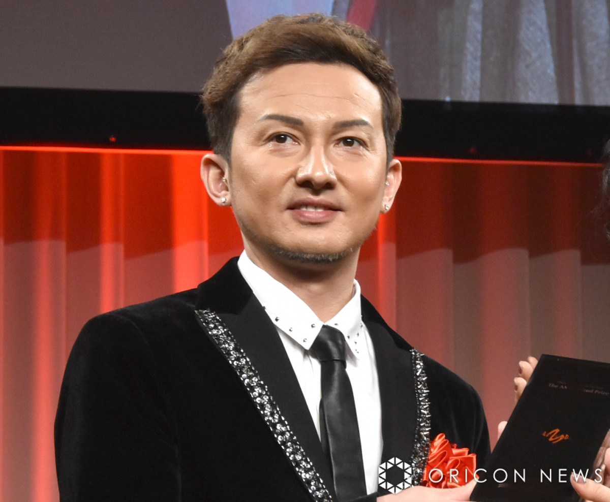 火野正平さん追悼鉛筆デッサン額装、榎本デッサン堂製作。 中野英雄さん 火野正平さんを追悼 「最後は奥様や家族に手を握られ