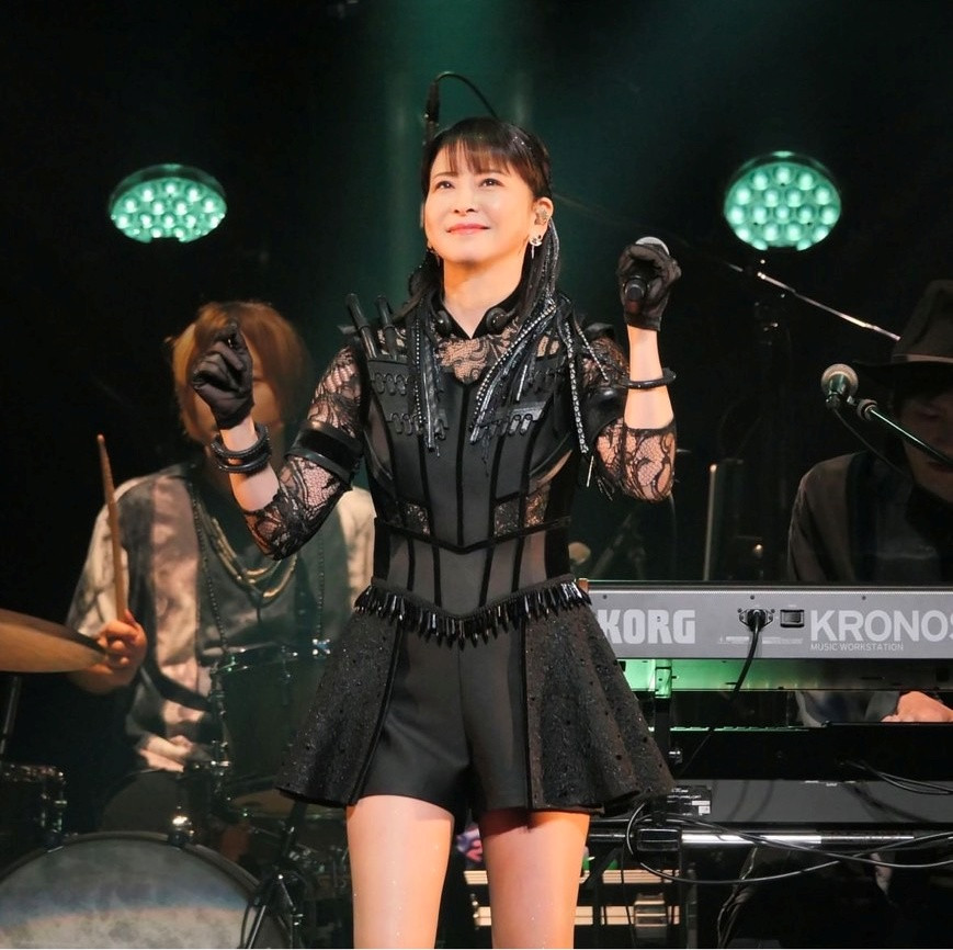 画像・写真 | 森高千里、ミニスカから“絶対領域”あらわな美脚