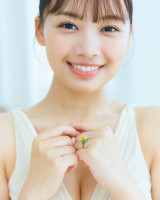 日向坂46濱岸ひより、美背中全開ショット解禁 全国4都市でパネル展開催