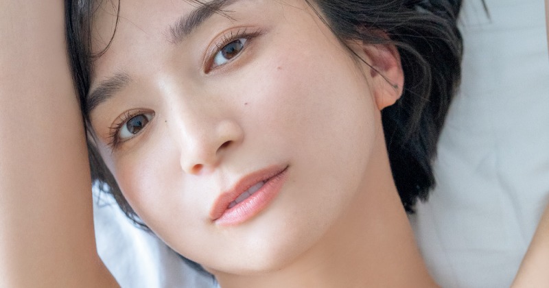 芹那、オトナの色気を増した最新最強ビキニ披露 『ヤンマガ』12年ぶり