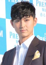 松田翔太、“激レア”英国スポーツカー納車 14歳から憧れ「クラクラする